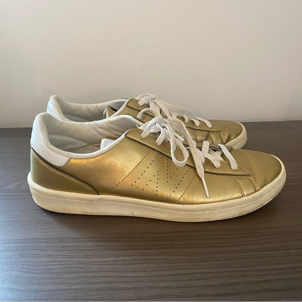 Womens gold new balance sneaker size 8.5.  (BT4-I1)